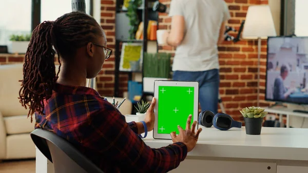 Ofis Çalışanı Yeşil Ekran Ekranlı Dijital Tableti Analiz Ediyor Cihaz — Stok fotoğraf
