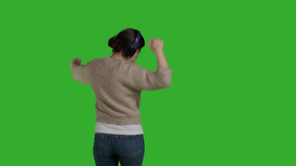 Achteraanzicht Van Vrouw Dansen Luisteren Naar Muziek Met Behulp Van — Stockvideo