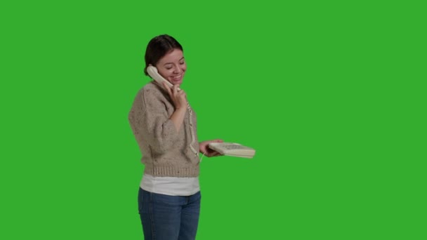Вид Збоку Радісна Дівчина Спілкується Стаціонарний Телефонний Дзвінок Використовуючи Телефон — стокове відео