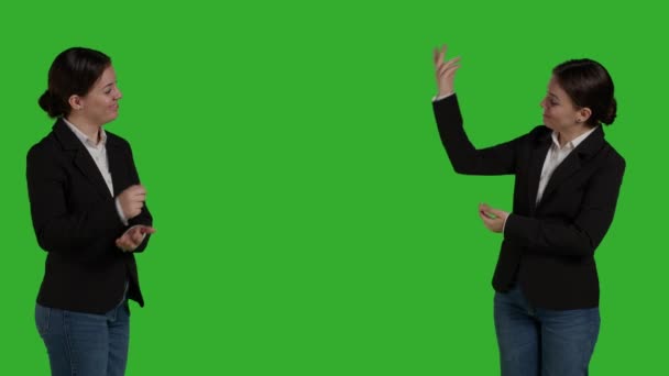 Profesyonel Menajer Yeşil Ekran Stüdyo Arkaplanının Reklamını Göstermek Için Kenara — Stok video