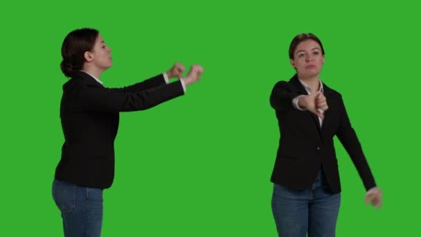 Şirket Çalışanlarının Stüdyoda Olumsuz Jest Hoşnutsuzluk Gösteren Baş Parmak Işareti — Stok video