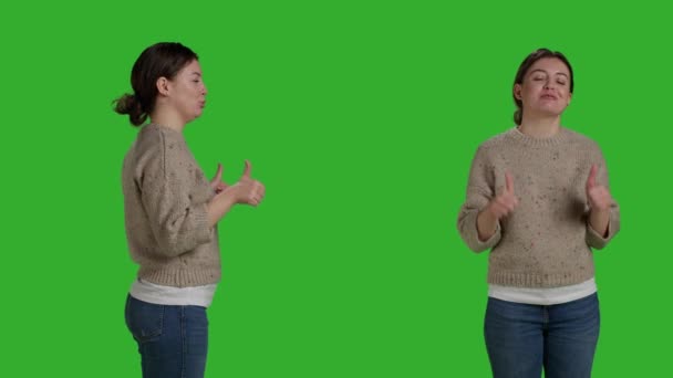 Χαρούμενο Μοντέλο Κάνει Αντίχειρες Μέχρι Σύμβολο Στο Στούντιο Εκφράζοντας Την — Αρχείο Βίντεο