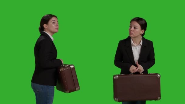 Közelkép Egy Üzletasszonyról Aki Táskát Cipel Stúdióban Zöld Háttérrel Női — Stock videók