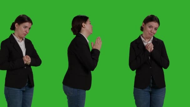 Крупним Планом Корпоративний Працівник Робить Молитовний Знак Камеру Молячись Богу — стокове відео