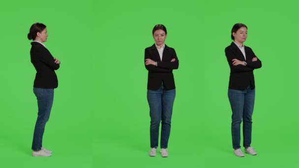 Resmi Şirket Çalışanı Yeşil Perde Arkasında Poz Veriyor Ofis Elbisesiyle — Stok video