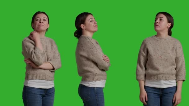 Kameranın Önünde Poz Veren Rahat Rahat Davranan Genç Bir Kadın — Stok video