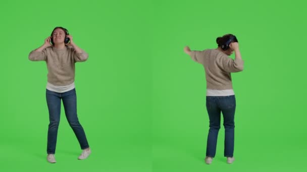 Neşeli Genç Yetişkin Dans Ediyor Kulaklıkla Şarkılar Dinliyor Stüdyoda Mp3 — Stok video
