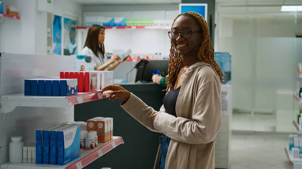 Afro Amerikaanse Glimlachende Vrouw Controleren Van Pakketten Van Geneesmiddelen Schappen — Stockfoto