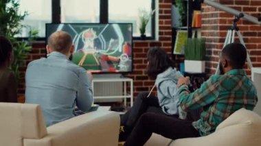 Video oyunlarından hoşlanan çok ırklı bir grup televizyon konsolundaki oyun yarışmasıyla eğleniyor. Televizyonda online çekim yarışması, hafta sonu aktivitesi.