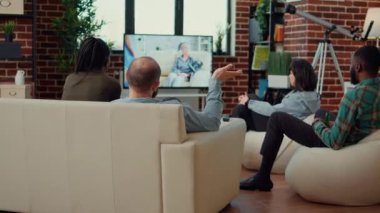 Mutlu insanlar televizyon kanalında film izlerken eğleniyorlar, neşeli hissediyorlar ve bira içiyorlar. Televizyon programında film ya da dizi izlemek için toplanmak, evde pizza ile takılmaktan keyif almak..