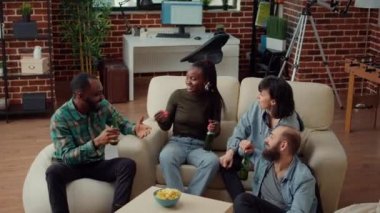 Çeşitli arkadaş grupları, sosyal toplantıda kadeh kaldırmak için bira şişelerini tokuşturup, şerefe diliyor. Sohbet ve alkolün tadını çıkarmak, mutlu anılardan bahsetmek ve eğlenmek..