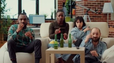 Televizyonda korku filmi izleyen bir grup arkadaş, atlama korkusuna kapılıp korkuyorlar. Korku filmi izlemek, korkmak, gözleri örtmek. Üçayak atışı.