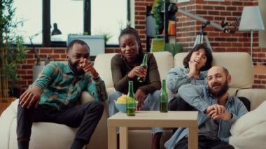 Çeşitli insanlar birlikte film izlerken eğleniyor, televizyon programında aksiyon filmlerinden zevk alıyor. Komik televizyon dizilerine ya da şovlara gülmek, soğuk mekanlarda bira içmek. Üçayak atışı.
