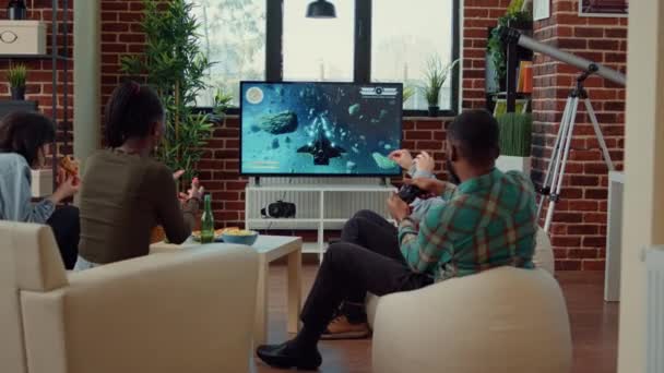 Amigos Felizes Ganhando Desafio Tiro Videogames Celebrando Vitória Jogos Online — Vídeo de Stock