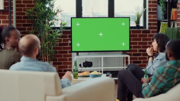 不同的人在电视上使用绿色屏幕模板观看电影 使用孤立的彩色关键背景观看电影 在空白的模拟复制空间上欣赏电视剧系列 — 图库视频影像