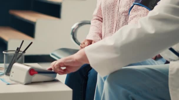 Starszy Specjalista Mierzący Ciśnienie Krwi Tętnicze Sprawdzający Nadciśnienie Podaniem Tonometru — Wideo stockowe
