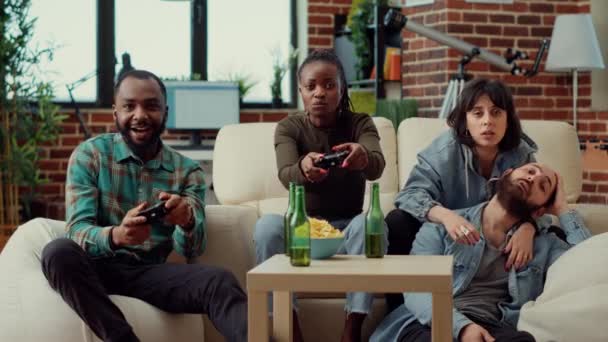 Багатоетнічна Група Друзів Грають Відеоігри Разом Ігрові Змагання Онлайн Телевізійній — стокове відео