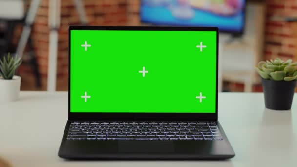 Kancelářský Pracovník Pracující Notebookem Zelenou Obrazovkou Šablony Displeji Při Pohledu — Stock video