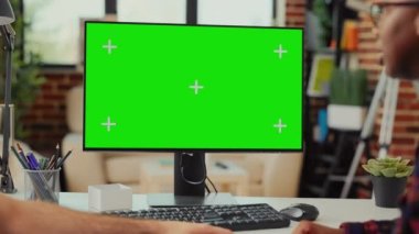 Evde yeşil ekranlı bilgisayar üzerinde çalışan çok ırklı ekip, izole görüntü ve boş telif alanı şablonunu incelemek için monitör kullanıyor. Masaüstü ekranındaki modelleme arkaplanı analiz ediliyor.
