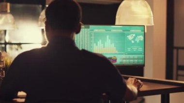 Çeşitli iş arkadaşları, e-posta uygulamasında gelir raporu oluşturmak için yönetici verilerini ve pazarlama hisselerini analiz ediyorlar. Bilgisayardaki finansal satışlar ve yatırımlar, online şirket planı.