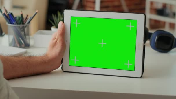 Freelancer Masculino Segurando Dispositivo Sem Fio Com Greenscreen Horizontal Display — Vídeo de Stock