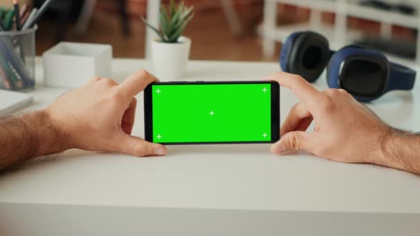 Jong Volwassene Analyseren Van Horizontale Greenscreen Display Smartphone Zitten Aan — Stockvideo