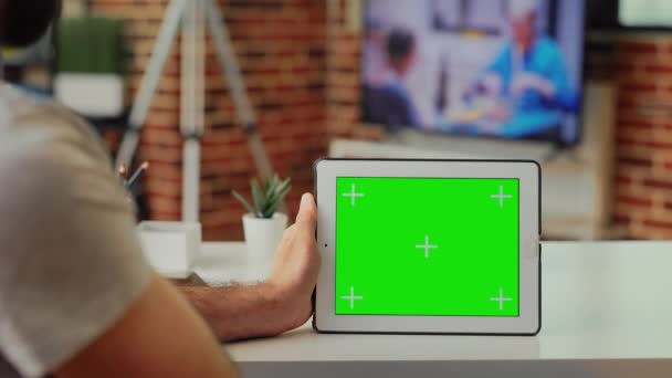 Adulto Jovem Trabalhando Com Greenscreen Horizontal Tablet Digital Analisando Exibição — Vídeo de Stock