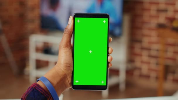 Afroamerykanka Trzyma Pionowo Smartfona Zielonym Ekranem Salonie Korzystanie Telefonu Komórkowego — Wideo stockowe