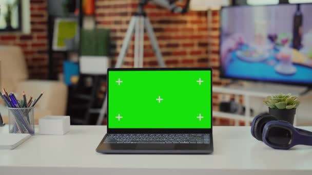 笔记本电脑在家中空置的办公桌上显示绿色屏幕隔离显示 在无线个人电脑上显示空白的彩色键模板 客厅空间中带有复制空间模拟背景的屏幕 — 图库视频影像