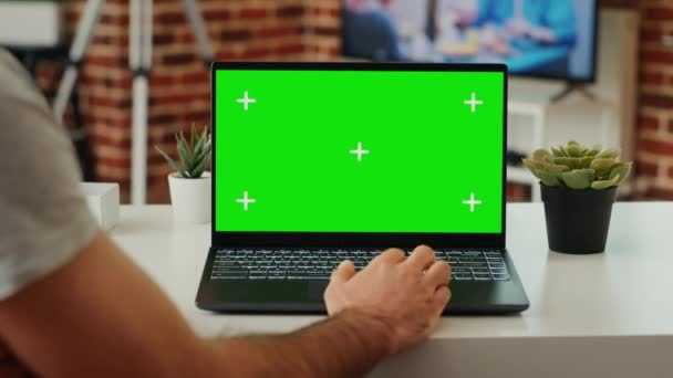 Man Använder Trådlös Dator Med Isolerad Grön Skärm Arbetar Programvara — Stockvideo