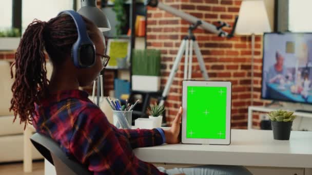 アフリカ系アメリカ人の学生はデジタルタブレット上の緑の画面表示を見て デバイス上の空白のモックアップ背景で作業します 隔離されたクロマキーを使用してポータブルガジェット上のコピースペーステンプレート — ストック動画