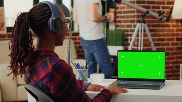 Kvinnlig Chef Bär Headset Och Använda Laptop Med Grön Skärm — Stockvideo