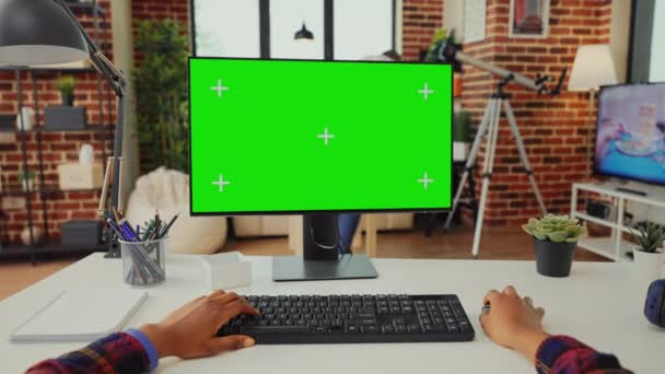 Lucrătorul Birou Analizează Ecranul Verde Izolat Computer Pentru Lucra Afișajul — Videoclip de stoc