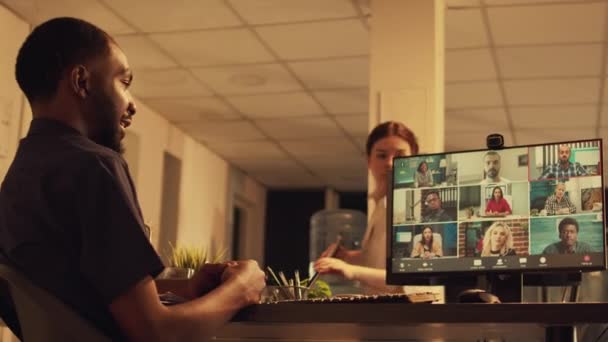 Výkonný Zaměstnanec Mluví Lidmi Online Videokonferenci Účastní Startup Setkání Webkamerou — Stock video