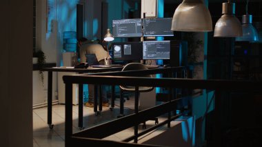 Boğazı ağrıyan, öksüren ve ekranlara kod yazan, hasta ve içme suyu içen bir veritabanı programcısı. Solunum problemi var ve bulut hesaplama programlıyor. El kamerasıyla..