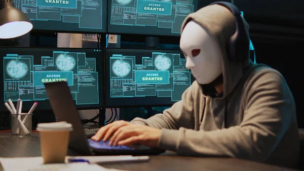 Ladrón Cibernético Enmascarado Hacking Red Informática Por Noche Trabajando Ordenador —  Fotos de Stock