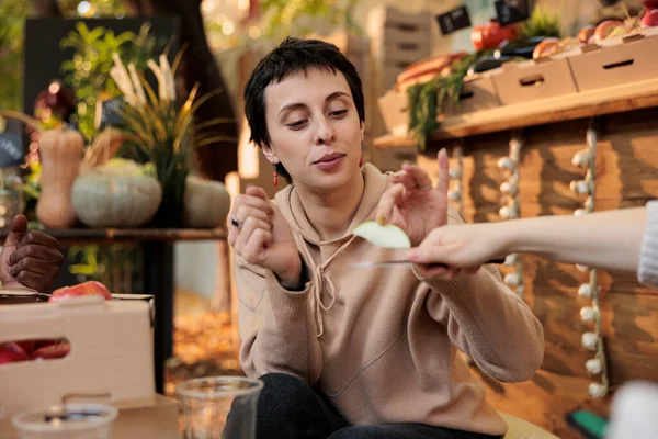 Vrouwelijke Klant Proeft Verse Biologische Groene Appelschijfje Alvorens Winkelen Bij — Stockfoto