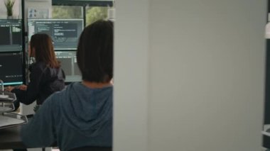 Bilgisayar ekranında Html betiği ile çalışan Asyalı sistem mühendisi, terminal penceresini kullanıyor. Yazılım geliştirici kodlama sistemi arayüzü, ofis alanına ai algoritması yazma.