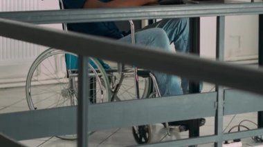 Çeşitli programcılar yeni bulut hesaplama arayüzü için algoritma derleme projesinde işbirliği yapıyorlar. Tekerlekli sandalyede arızalı bir mühendis sunucuda kodlayıcı ile çalışıyor..