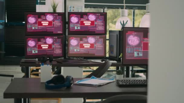Boş Ofis Bilgisayar Monitörleri Sistem Hatası Gösteriyor Güvenlik Ihlali Uyarısı — Stok video