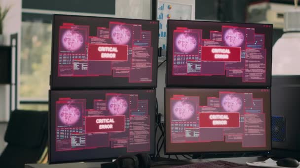 Κενό Γραφείο Πολλαπλές Οθόνες Δείχνει Hacking Συναγερμού Επίθεσης Υπηρεσία Που — Αρχείο Βίντεο