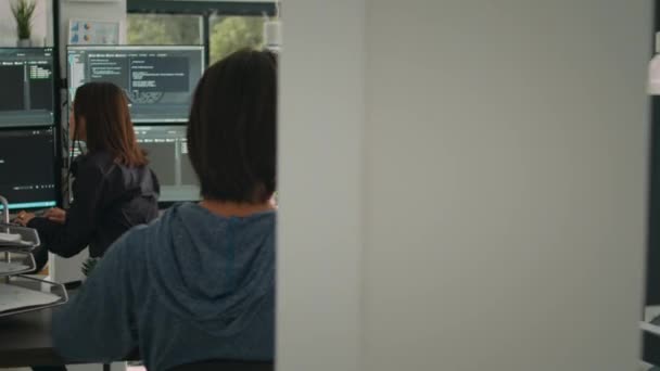 在电脑屏幕上使用Html脚本的亚洲系统工程人员 使用终端窗口 软件开发人员编码系统接口 在办公空间编写创新的Ai算法 — 图库视频影像