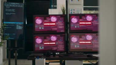 Ekranlarda hataları gösteren birden fazla monitör ve sistem çökmesi. Güvenlik ihlali ve sistem arızası gösteren bilgisayarlı boş masa.