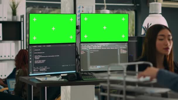Databasutvecklare Analysera Greenscreen Display Flera Skärmar Arbetar Med Serverkod Monitorer — Stockvideo
