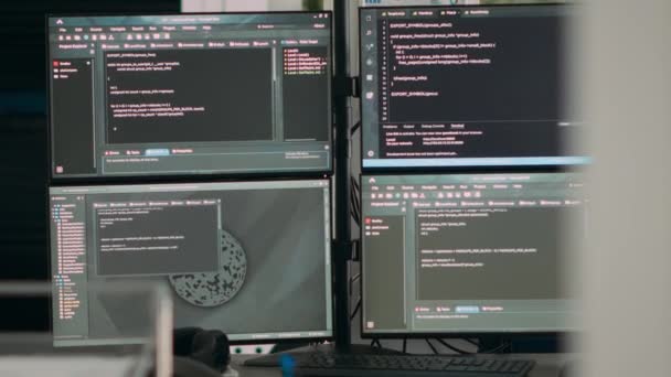 Écrans Multiples Montrant Code Programmation Dans Logiciel Vide Bureau Agence — Video