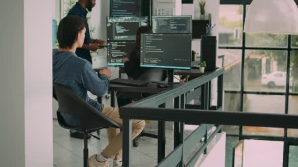 Młodszy Programista Programuje Kod Oknie Terminala Wpisując Informacje Serwerze Komputerze — Wideo stockowe