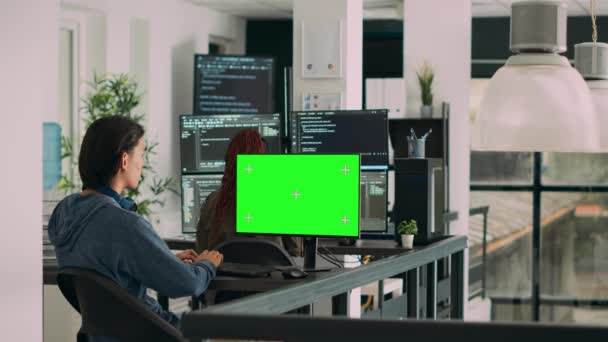 Team Von Programmierern Arbeitet Quellcode Mit Greenscreen Monitor Cloud Computing — Stockvideo