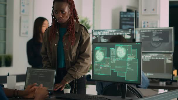 Afro Amerikan Mühendisler Bilgisayar Sisteminde Sistem Hatası Ile Karşılaşma Kodları — Stok video