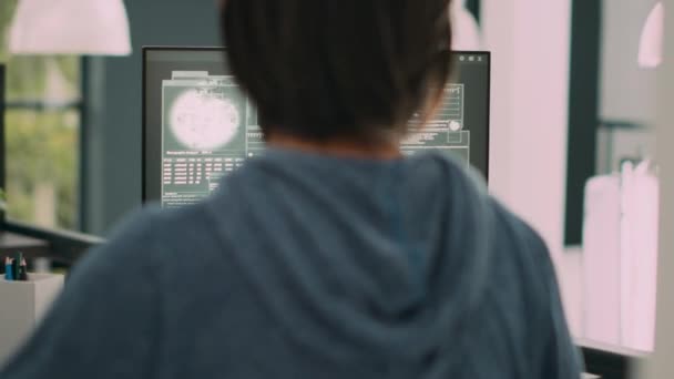 Системный Инженер Прокручивает Серверный Код Читает Ошибку Базы Данных Экране — стоковое видео