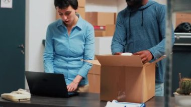 Depo siparişini hazırladıktan sonra çalışanlardan oluşan bir ekip, malları nakletmek ve kalite kontrolü yapmak için birlikte çalışıyorlar. Kadın ve erkek depoya mal sevkiyatı planlıyor..